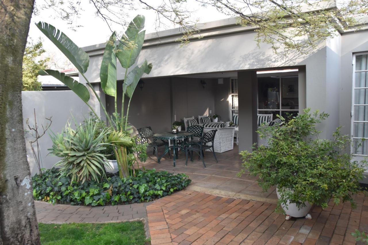 Rosebank Lodge Guesthouse By Claires Johannesburg Bagian luar foto