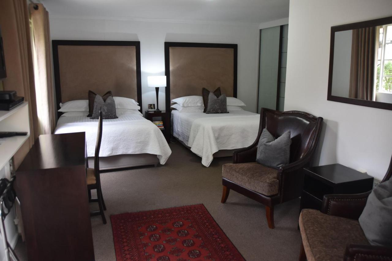 Rosebank Lodge Guesthouse By Claires Johannesburg Bagian luar foto