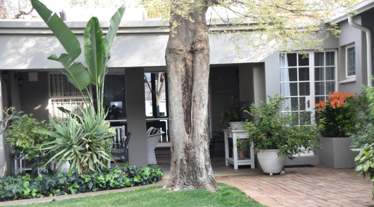 Rosebank Lodge Guesthouse By Claires Johannesburg Bagian luar foto