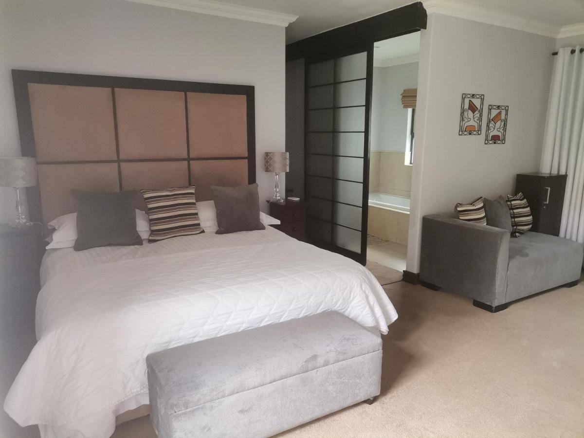 Rosebank Lodge Guesthouse By Claires Johannesburg Bagian luar foto
