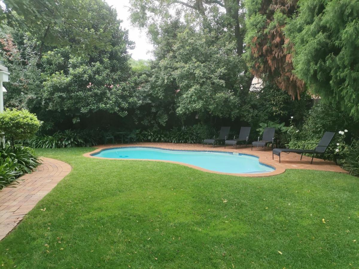 Rosebank Lodge Guesthouse By Claires Johannesburg Bagian luar foto