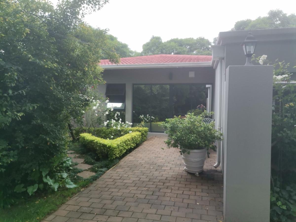 Rosebank Lodge Guesthouse By Claires Johannesburg Bagian luar foto