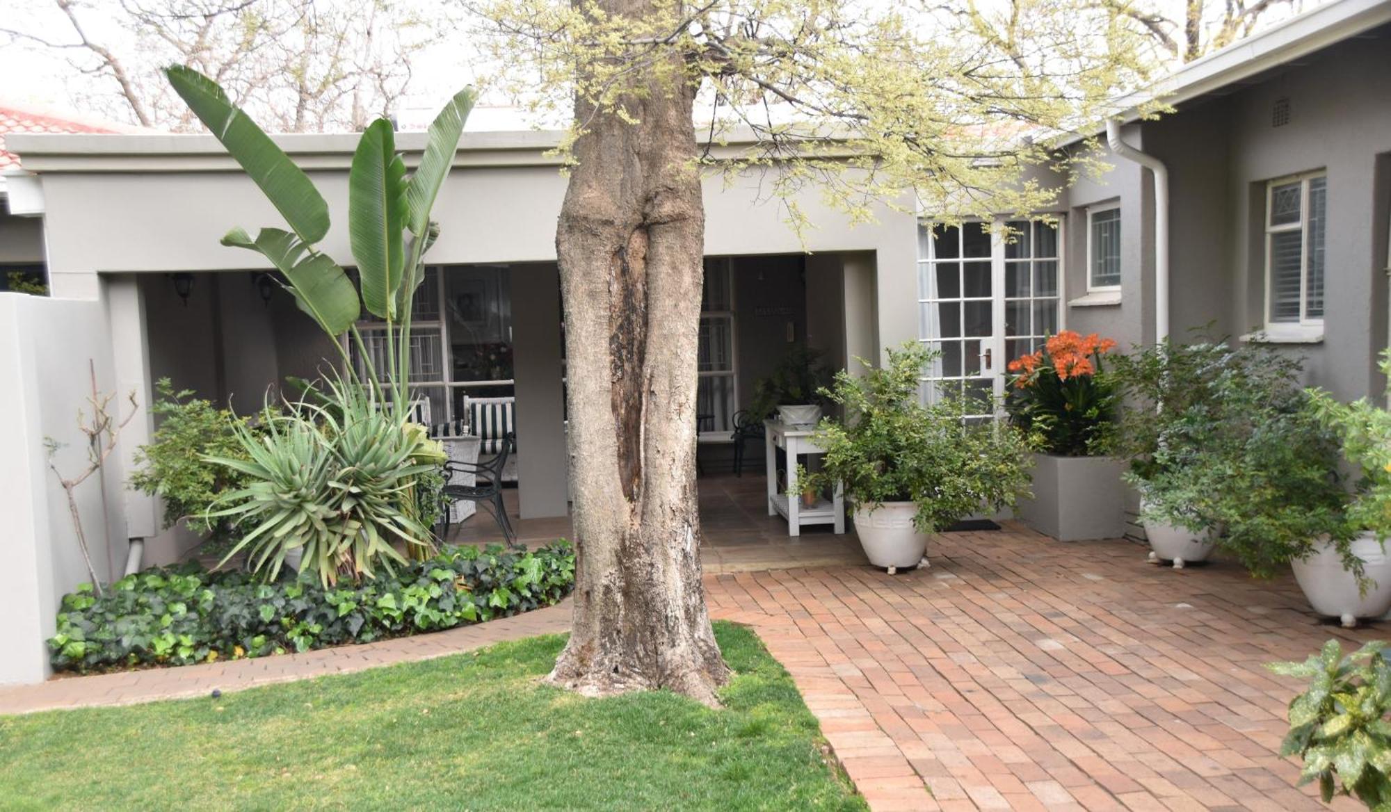 Rosebank Lodge Guesthouse By Claires Johannesburg Bagian luar foto