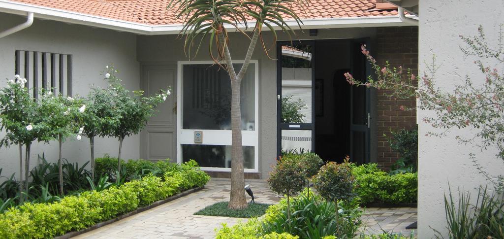 Rosebank Lodge Guesthouse By Claires Johannesburg Bagian luar foto