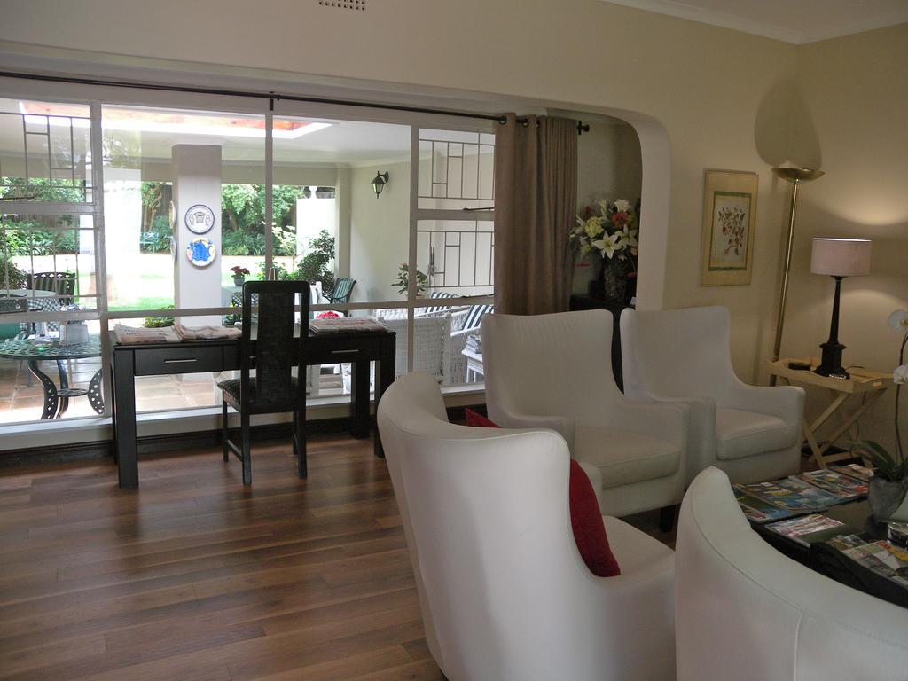 Rosebank Lodge Guesthouse By Claires Johannesburg Bagian luar foto