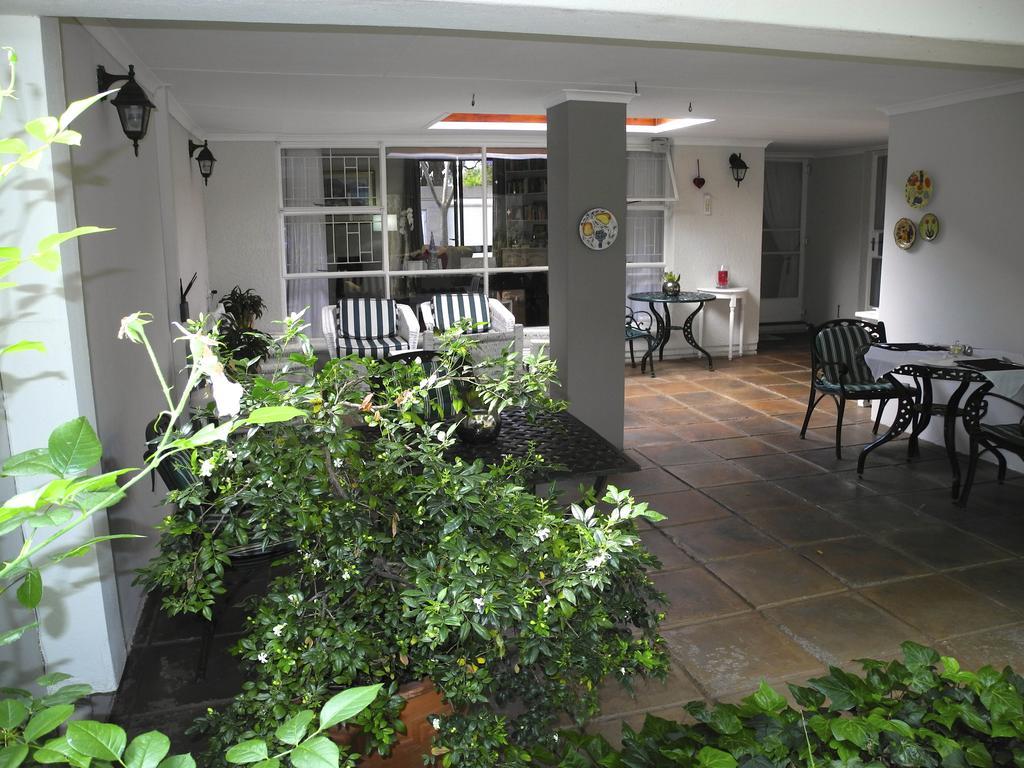 Rosebank Lodge Guesthouse By Claires Johannesburg Bagian luar foto