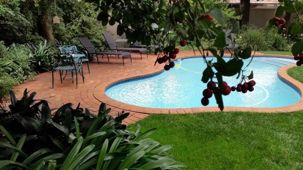 Rosebank Lodge Guesthouse By Claires Johannesburg Bagian luar foto