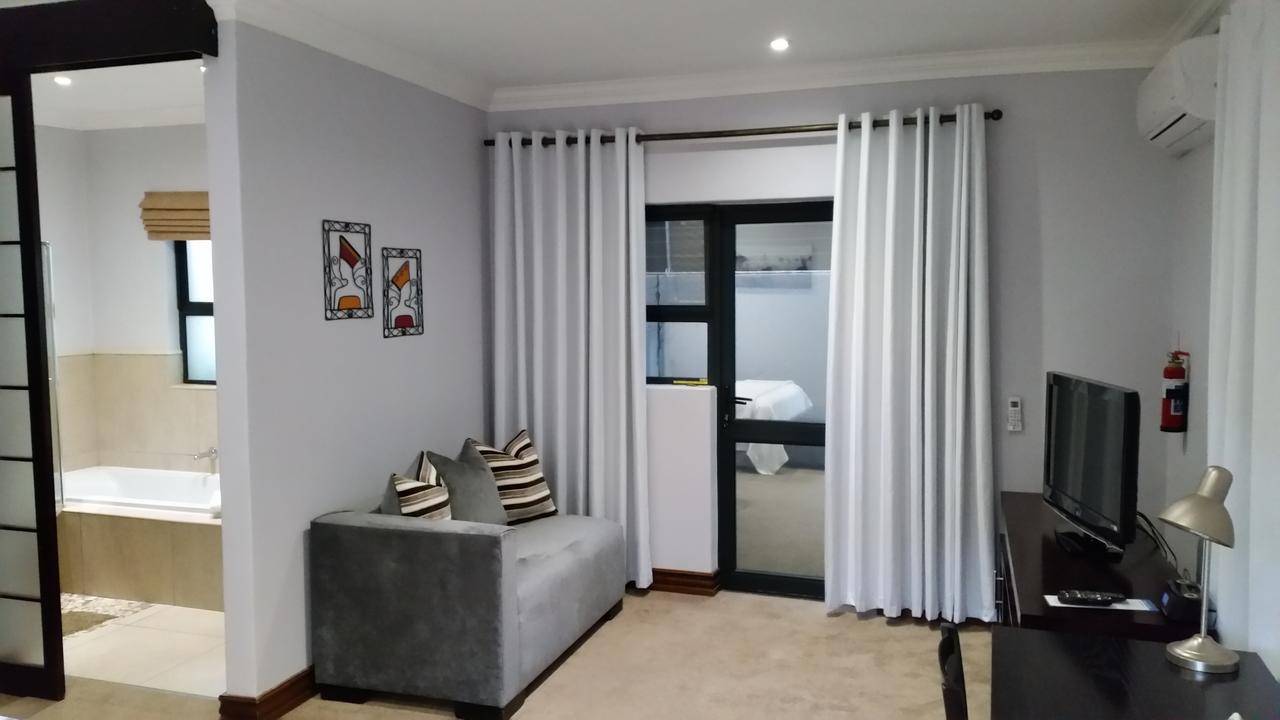 Rosebank Lodge Guesthouse By Claires Johannesburg Bagian luar foto