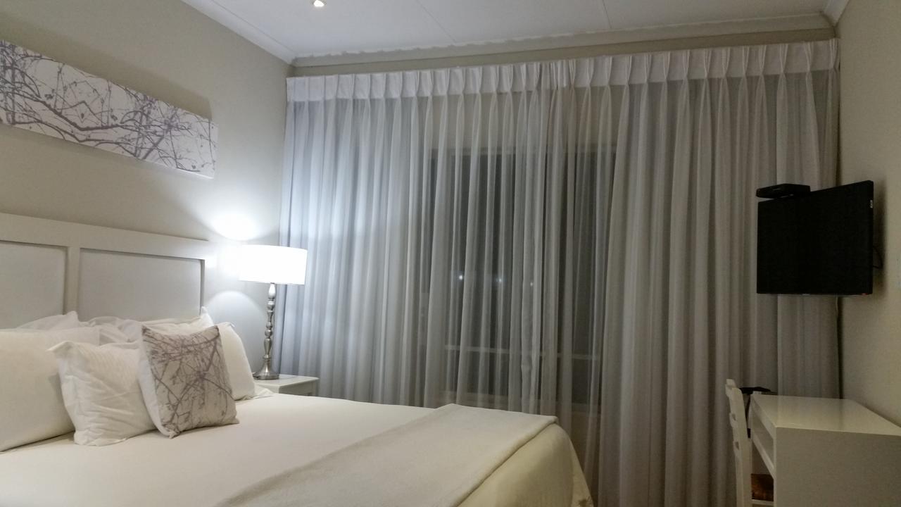 Rosebank Lodge Guesthouse By Claires Johannesburg Bagian luar foto