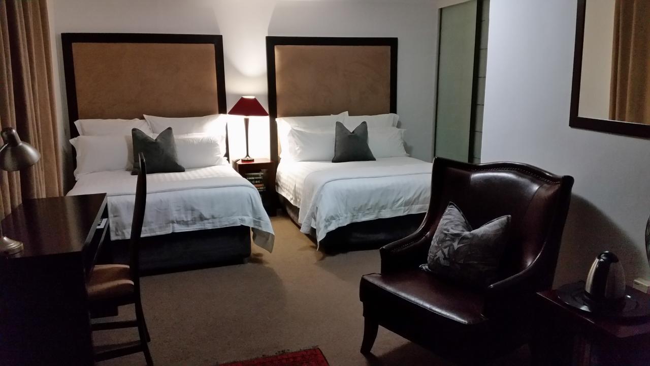 Rosebank Lodge Guesthouse By Claires Johannesburg Bagian luar foto