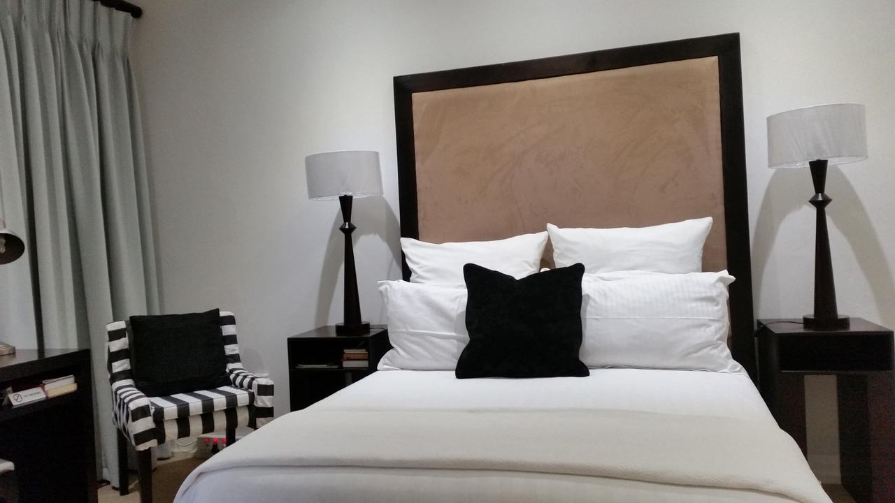 Rosebank Lodge Guesthouse By Claires Johannesburg Bagian luar foto