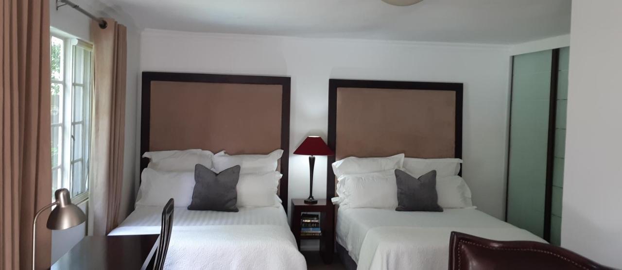 Rosebank Lodge Guesthouse By Claires Johannesburg Bagian luar foto