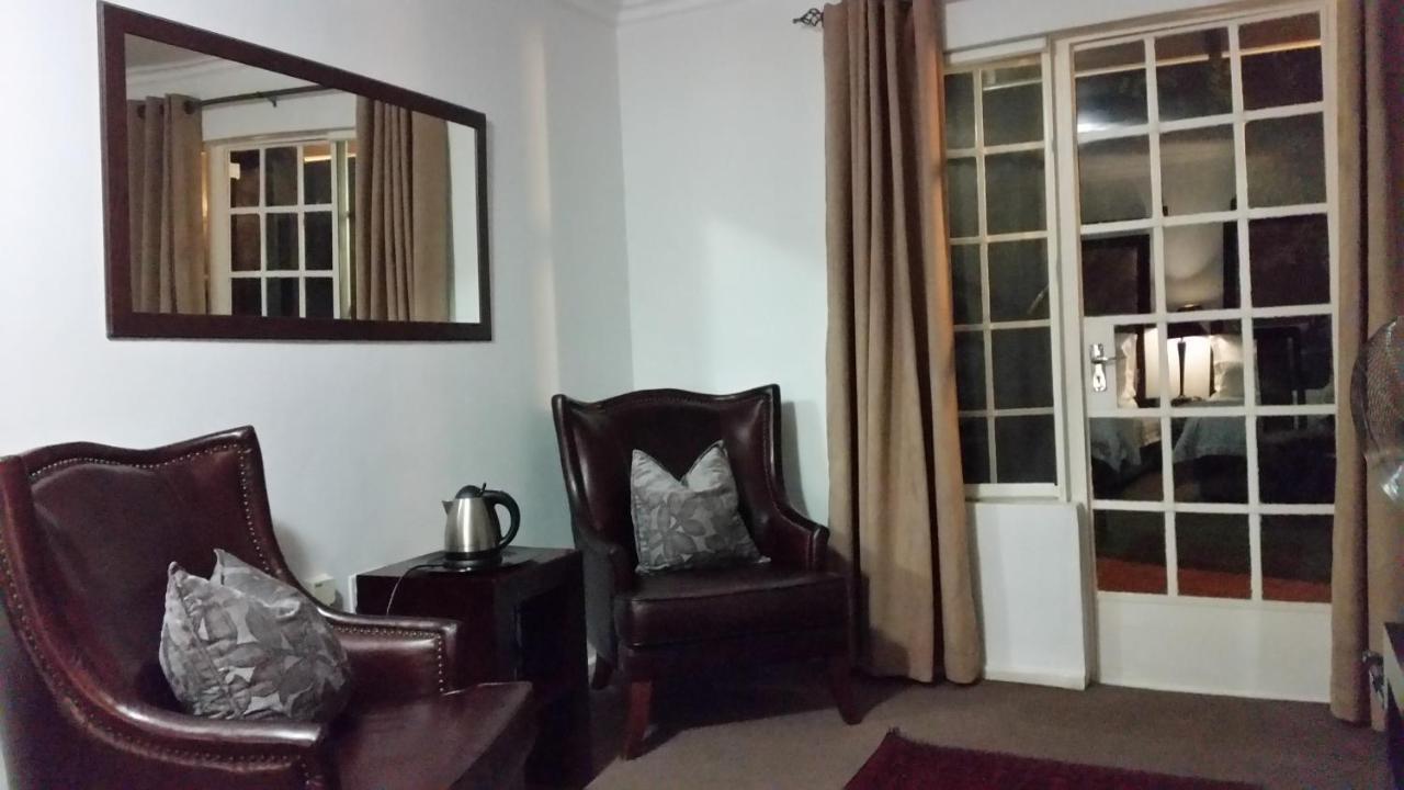 Rosebank Lodge Guesthouse By Claires Johannesburg Bagian luar foto